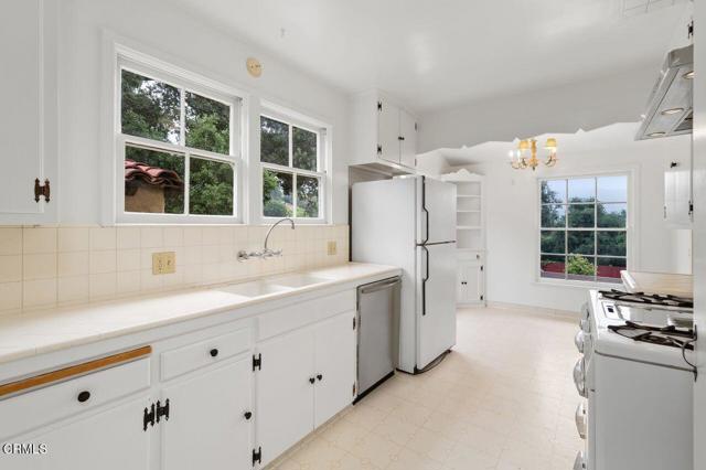 2009 Sierra Place, Glendale CA: https://media.crmls.org/mediaz/d9d5f3c5-117e-4e94-9a2b-5a442190bd46.jpg