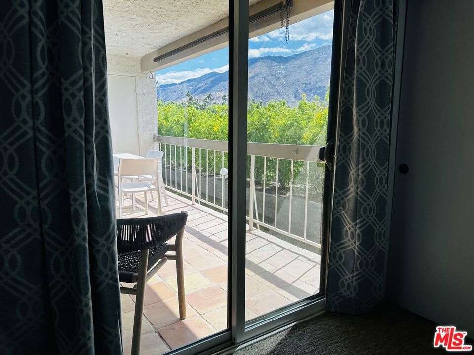 https://media.crmls.org/mediaz/d9d60a06-f483-4abc-bbfa-1fca9fe37842.jpg?preset=X-Large