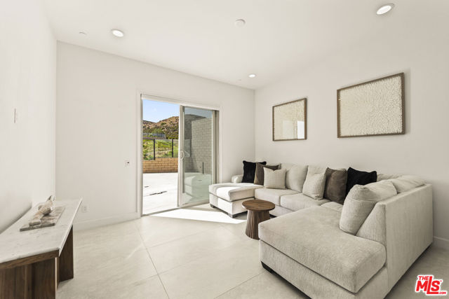 11767 Toyon Drive, Chatsworth CA: https://media.crmls.org/mediaz/d9d61af7-dadc-4924-8c22-575600e1b0ae.jpg