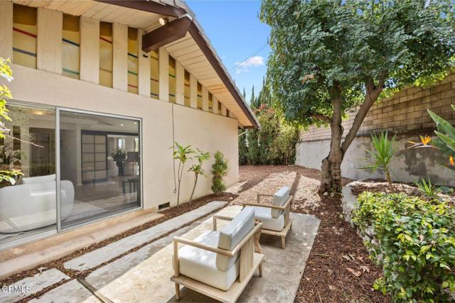 1935 Oakwood Avenue, Sierra Madre CA: https://media.crmls.org/mediaz/d9d67c22-6b5d-41cb-a9ce-6c64b746bd85.jpg