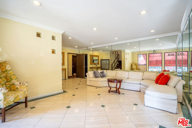 818 S Lucerne Boulevard, Los Angeles CA: https://media.crmls.org/mediaz/d9d69310-0fc4-4fe0-9b30-ca85348ce2d2.jpg