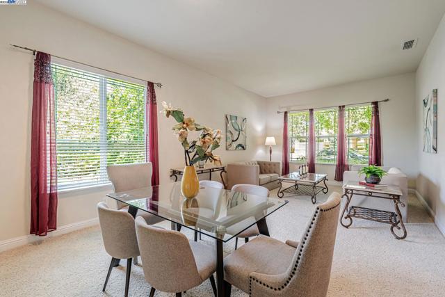 2453 Gardenstone Pl, Manteca CA: https://media.crmls.org/mediaz/d9d7773a-6103-4b3e-a574-956afd12c586.jpg