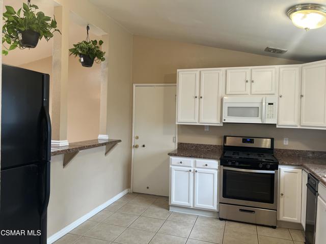 731 Tudor Circle, Thousand Oaks CA: https://media.crmls.org/mediaz/d9d953f7-39f2-4832-a576-edc924b6bb56.jpg