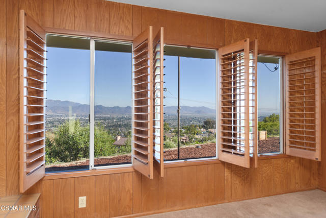 1140 San Clemente Way, Camarillo CA: https://media.crmls.org/mediaz/d9d96844-76ab-4735-8ae0-d2d0413ef6f0.jpg