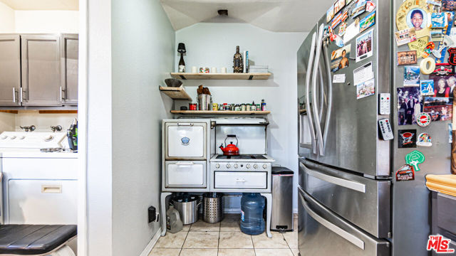 1277 S Orange Drive, Los Angeles CA: https://media.crmls.org/mediaz/d9d9c565-807b-4017-8787-2c4b9de39738.jpg