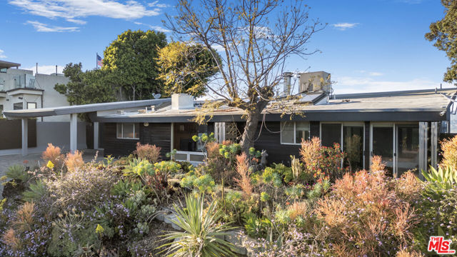 7275 Mulholland Drive, Los Angeles CA: https://media.crmls.org/mediaz/d9d9dc02-a07b-4944-a595-e2664b2e7e96.jpg