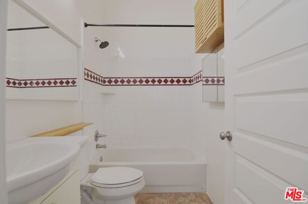 https://media.crmls.org/mediaz/d9dabffb-9561-4ad2-9765-6dcbb42479e8.jpg?preset=X-Large