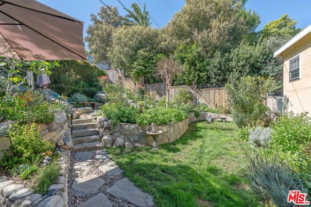 11316 Sunshine Terrace, Studio City CA: https://media.crmls.org/mediaz/d9db7c2f-6123-4294-a7f8-2db099d2a0be.jpg
