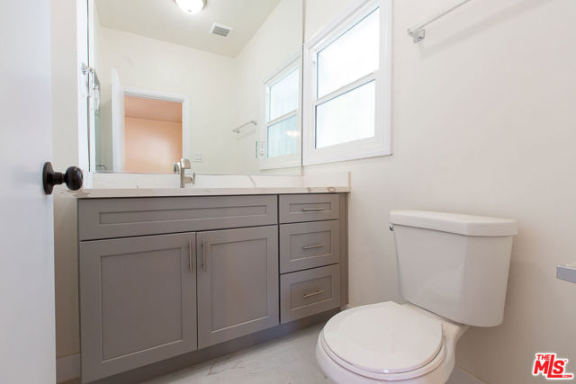 181 S Sycamore Avenue, Los Angeles CA: https://media.crmls.org/mediaz/d9dba07f-47bc-4756-91aa-395fdfec2c65.jpg