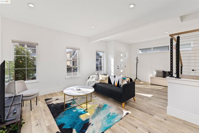 712 39Th St, Oakland CA: https://media.crmls.org/mediaz/d9dc05f0-de1c-452d-9764-7f39265f9848.jpg