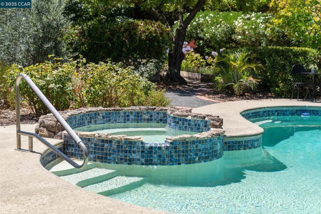 149 Rock Oak Court, Walnut Creek CA: https://media.crmls.org/mediaz/d9dc2958-6242-4e61-bffa-a32e025ba036.jpg