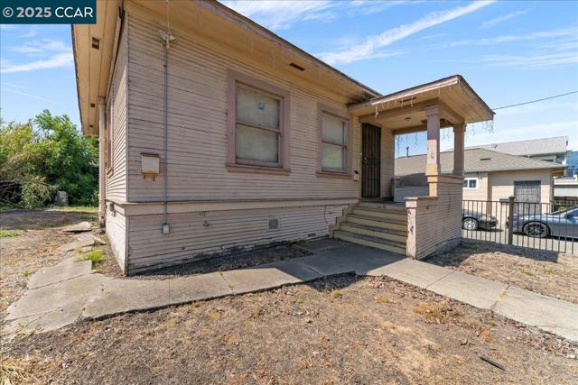 1229 55Th St, Emeryville CA: https://media.crmls.org/mediaz/d9dc3fca-072b-46ba-9455-788fbdf58887.jpg