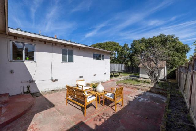 662 Oak Street, Monterey CA: https://media.crmls.org/mediaz/d9de0e46-2366-4959-a537-e4eee34ee3ba.jpg