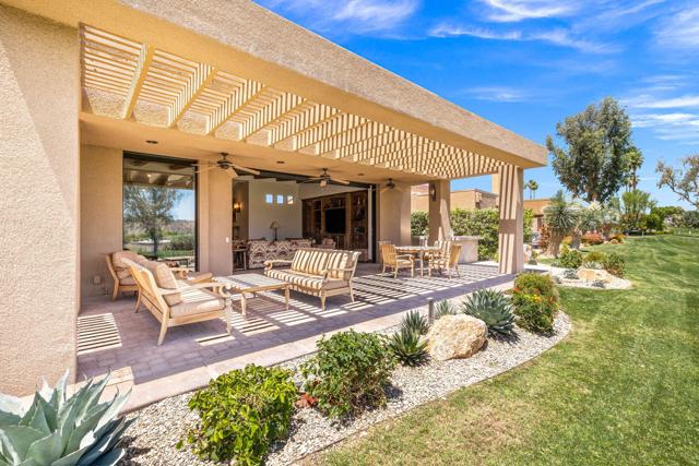 49006 Foxtail Lane, Palm Desert CA: https://media.crmls.org/mediaz/d9dec5ff-0608-4dbd-af98-0c3812ac6cec.jpg