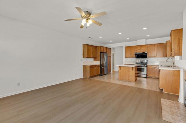 29165 Eden Shores Drive, Hayward CA: https://media.crmls.org/mediaz/d9dec75c-c7e4-44cf-82ab-dd913a48e55e.jpg
