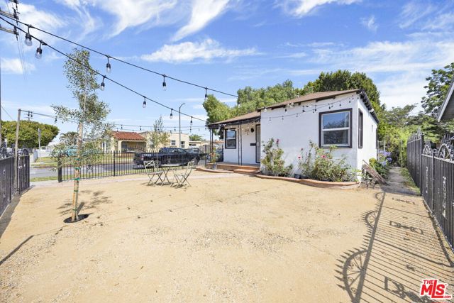 201 E 91st Street, Los Angeles CA: https://media.crmls.org/mediaz/d9ded785-8394-4244-bedf-c7f865212852.jpg