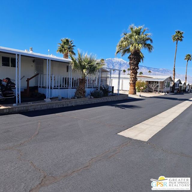 18555 Roberts Road, Desert Hot Springs CA: https://media.crmls.org/mediaz/d9dee65b-af4c-4076-a34b-c282815f6346.jpg