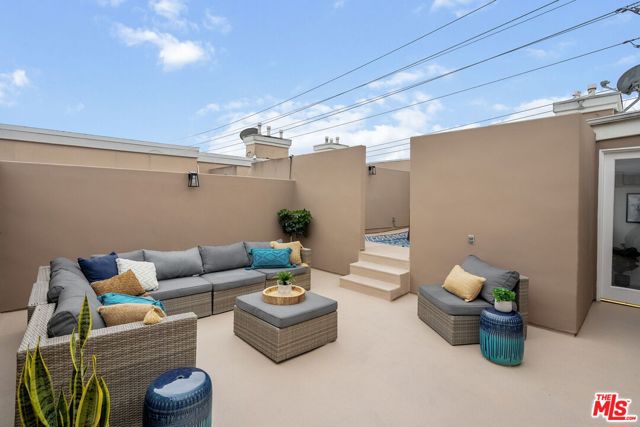 11855 Goshen Avenue, Los Angeles CA: https://media.crmls.org/mediaz/d9e025dc-add4-42bf-9f5e-42b95c6b9158.jpg