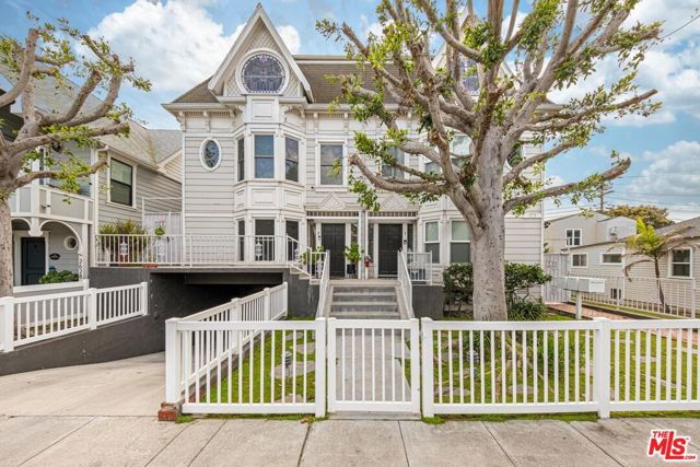2622 2nd Street, Santa Monica CA: https://media.crmls.org/mediaz/d9e1d45b-8168-403a-a8be-58c632df968c.jpg