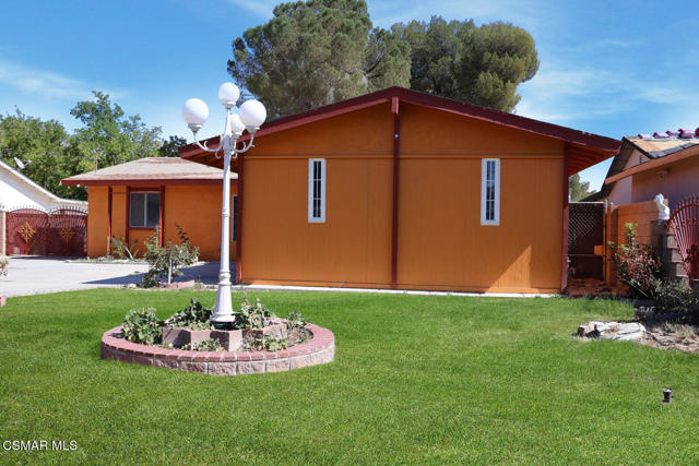 43236 W 20th W Street, Lancaster CA: https://media.crmls.org/mediaz/d9e287af-68ef-42fa-8a2a-afbace16c947.jpg