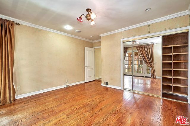 424 N Arden Boulevard, Los Angeles CA: https://media.crmls.org/mediaz/d9e2ee14-6959-4253-abf4-bbc4ed77599a.jpg
