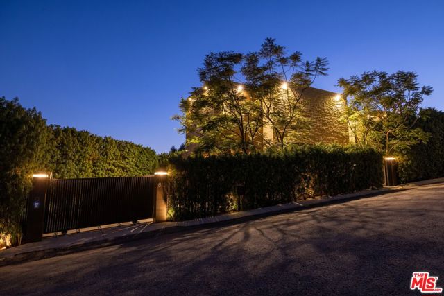 815 N Tigertail Road, Los Angeles CA: https://media.crmls.org/mediaz/d9e34f8a-db1d-4368-8fb4-3c95893df88e.jpg