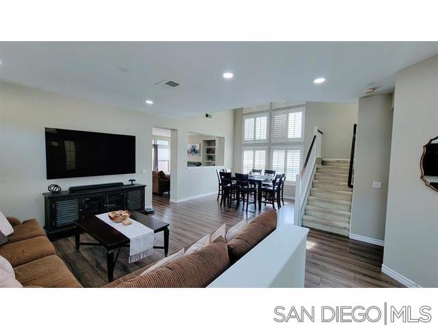 2476 Fallbrook Pl, Escondido CA: https://media.crmls.org/mediaz/d9e350e9-840c-4f6f-8384-dc0d2e7e7249.jpg