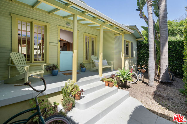 2311 Glencoe Avenue, Venice CA: https://media.crmls.org/mediaz/d9e37cfc-cb4c-4564-9f5c-0c78ac187d1c.jpg