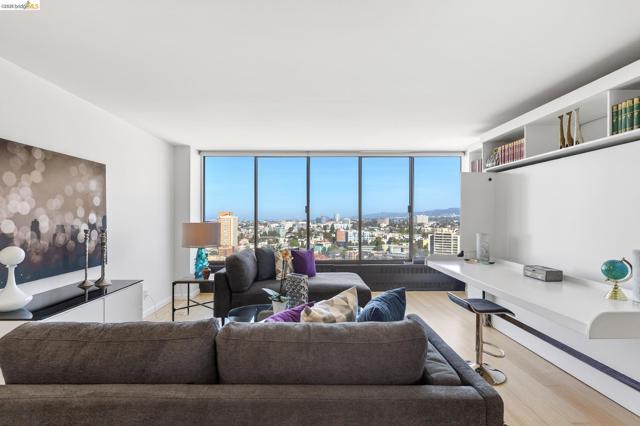 565 Bellevue Ave, Oakland CA: https://media.crmls.org/mediaz/d9e3c26a-5fe4-4c03-818b-e6e829c4c6c5.jpg