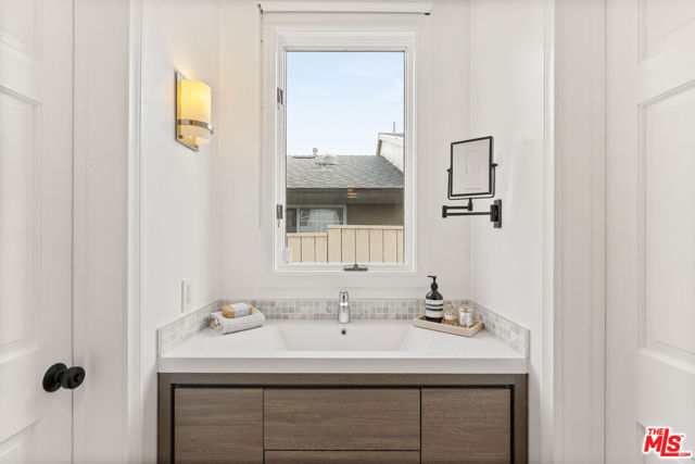 8247 Billowvista Drive, Playa del Rey CA: https://media.crmls.org/mediaz/d9e4308b-326c-4309-aac9-5185e7d03fb2.jpg