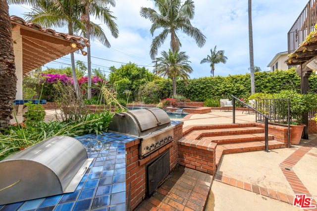 475 S Rodeo Drive, Beverly Hills CA: https://media.crmls.org/mediaz/d9e503d9-3665-413e-94b0-96a5f015ba81.jpg