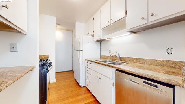 Image 4 of 17 For 2700 Le Conte Ave  201