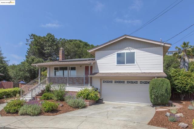 21 Maggiora Ct, Oakland CA: https://media.crmls.org/mediaz/d9e652ae-f18a-4676-aa34-3e5860854505.jpg