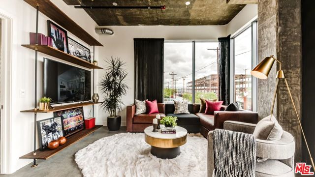 695 S Santa Fe Avenue, Los Angeles CA: https://media.crmls.org/mediaz/d9e69f1c-f89c-42c5-8466-d2ccff41912b.jpg