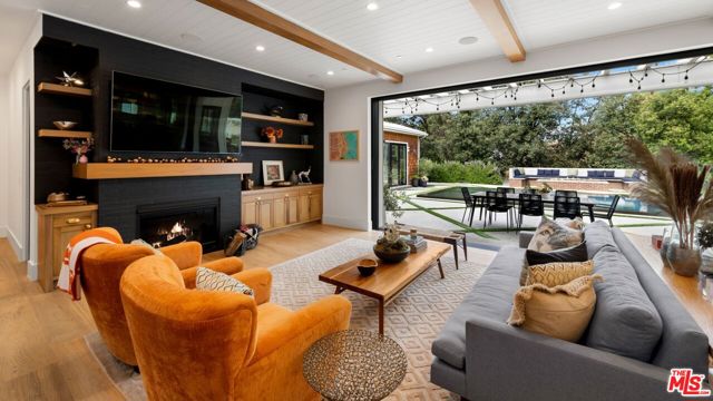 16101 Royal Mount Drive, Encino CA: https://media.crmls.org/mediaz/d9e97133-d9da-4bb1-8c05-d82cd3c855ac.jpg