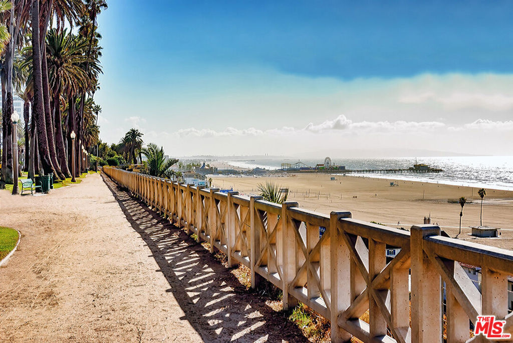 https://media.crmls.org/mediaz/d9ea7928-09aa-41a5-b6a4-7017472f48ca.jpg?preset=X-Large