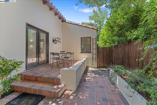 405 Kingsley Ave, Palo Alto CA: https://media.crmls.org/mediaz/d9ea820a-4477-465f-bdea-80d3a56e45e5.jpg