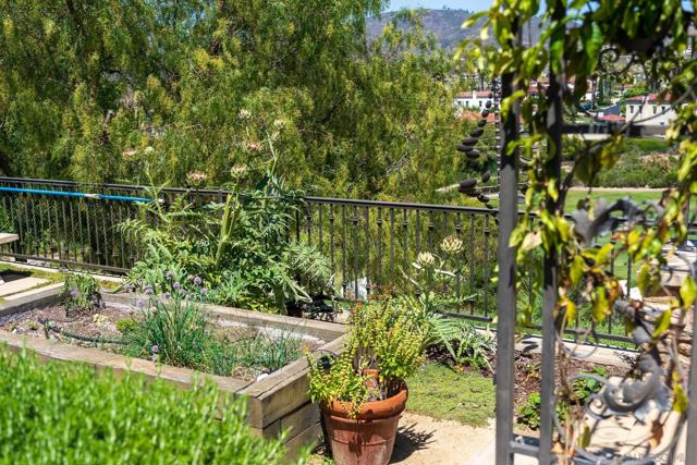 8053 High Time Ridge, San Diego CA: https://media.crmls.org/mediaz/d9ebb357-4e8a-4db8-94ef-9fcc5fe33578.jpg