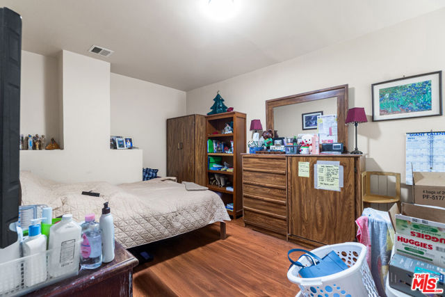 3300 Garden Avenue, Los Angeles CA: https://media.crmls.org/mediaz/d9ebb557-ac94-4e42-8794-ae1a63196526.jpg