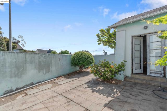 1136 S Ridgeley, Los Angeles CA: https://media.crmls.org/mediaz/d9ec1917-1267-4302-89fb-63a63476ec60.jpg