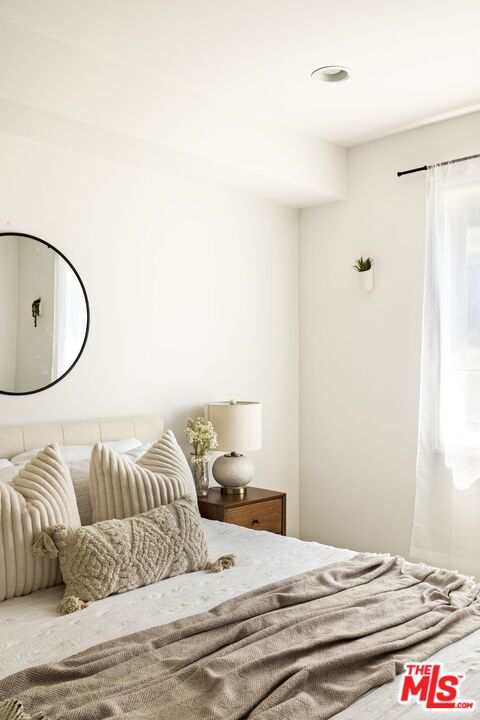 325 Arnaz Drive, Los Angeles CA: https://media.crmls.org/mediaz/d9ed8bae-674a-4f18-a66d-aa04b00d7334.jpg