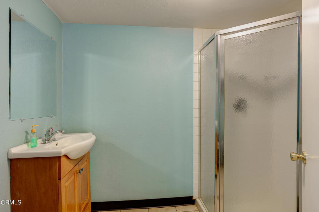 https://media.crmls.org/mediaz/d9edac36-b2ad-43d9-999f-0f5e6e6d2e2e.jpg?preset=X-Large