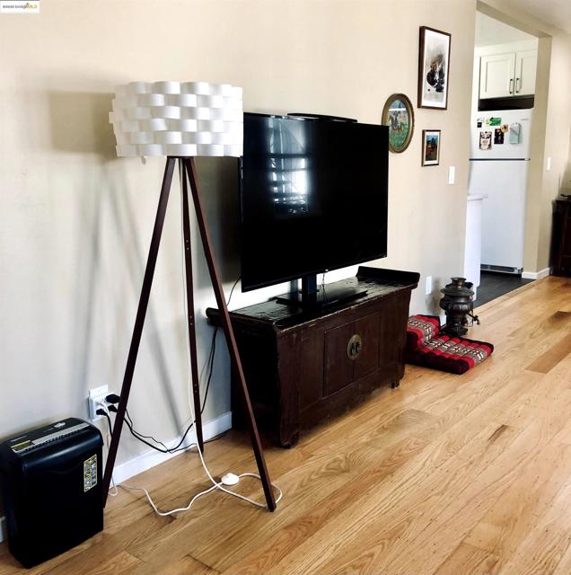 986 Kains Ave, Albany CA: https://media.crmls.org/mediaz/d9ee217e-9b78-45d3-ad2a-934a5139c39a.jpg