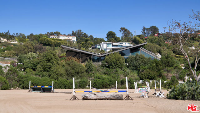5900 Bonsall Drive, Malibu CA: https://media.crmls.org/mediaz/d9ee68cc-5432-4df2-bc9a-0fab03466039.jpg