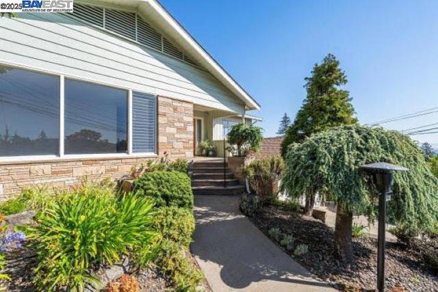 4120 Rhoda Ave, Oakland CA: https://media.crmls.org/mediaz/d9ef0323-fff9-438f-a54d-beb007829759.jpg