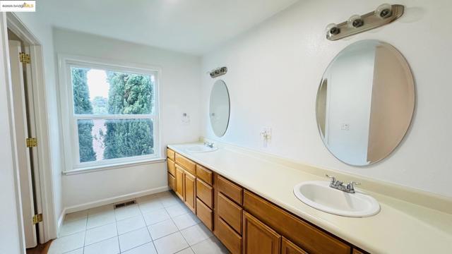 3593 Morningside Dr, Richmond CA: https://media.crmls.org/mediaz/d9ef0615-381f-4258-babc-6c81f3f36dbd.jpg