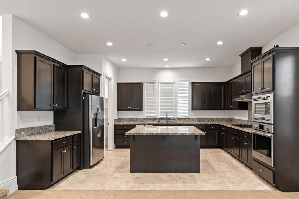 https://media.crmls.org/mediaz/d9f010c0-9fc2-435e-8f6d-f3cd3764d1d8.jpg?preset=X-Large