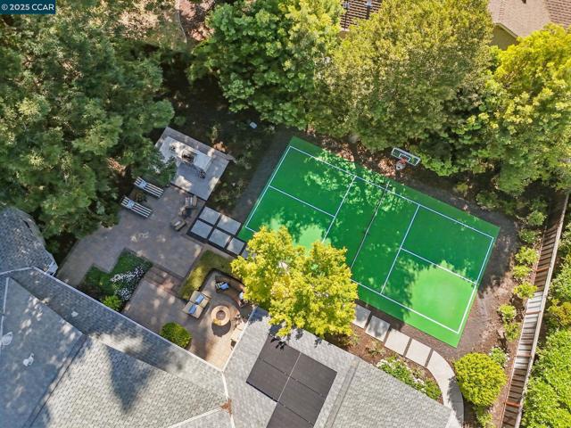 235 Saint Paul Dr, Alamo CA: https://media.crmls.org/mediaz/d9f0af27-0c1e-4aee-baa2-e2c4f4a485f8.jpg