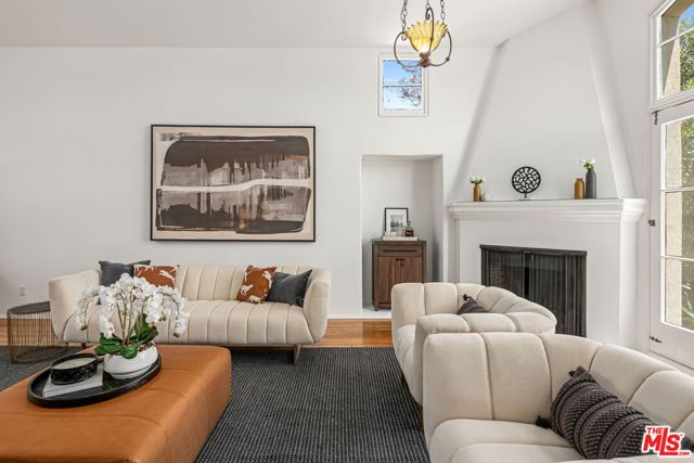 10815 Rochester Avenue, Los Angeles CA: https://media.crmls.org/mediaz/d9f261c3-0ef8-426c-a870-c22f85b625e6.jpg