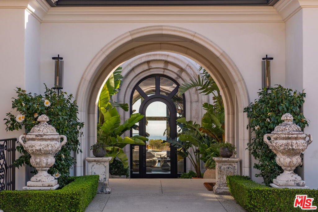 6201 Murphy Way — architectural residence